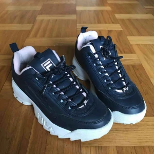 Fila disruptor  - Pris kan diskuteras. Köpte i somras och är använda max 5 gånger. Lite smutsig på det vita men kan lätt tvättas bort. Köparen står för frakt :)