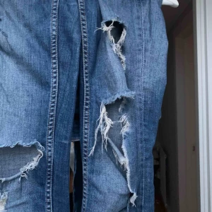  - FRAKT INGÅR! Ripped jeans. Snygga hål och väldigt fin jeansfärg, jeansen är lågmidjade och går hela vägen ner på benen (jag är 173)🥳🥳