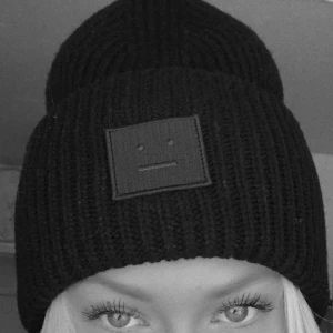  - Säljer min acne mössa, använd men i fint skick!