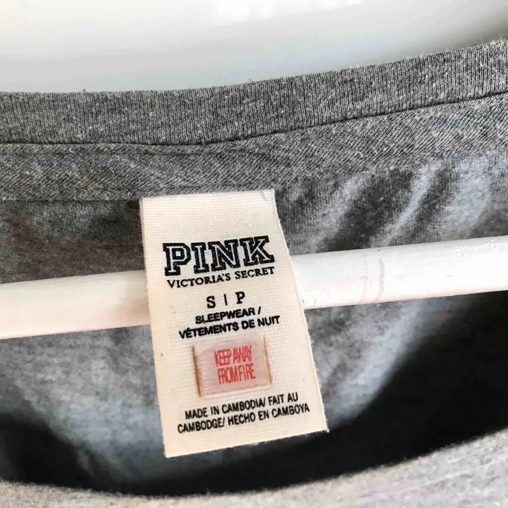 En grå oversize t-shirt från Victoria’s Secret PINK med print. Klassas tydligen som ”sleepwear” men jag har använt till vardags.   Väldigt mjuk och bekväm.   Portokostnad står köparen för. . T-shirts.