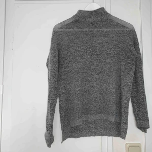  - stickad grå tröja med polokrage, jätteskön! kommer tyvärr inte till användning 🥺 köpare står för frakt🥰