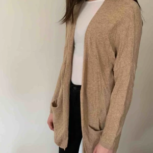  - Väldigt skön kofta i storlek 36-38 från Kappahl. Köparen står för frakten men kan mötas upp i Helsingborg.