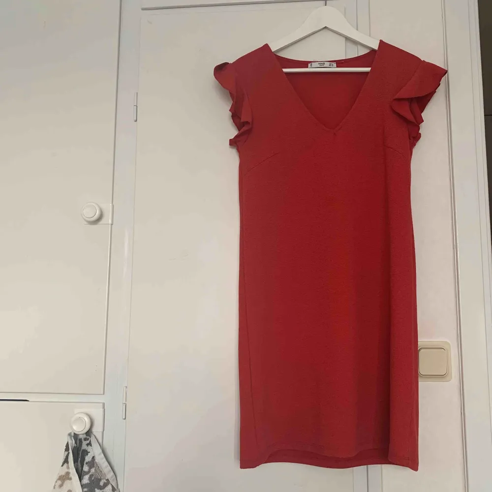 superfin röd klänning från Mango, rak modell och går typ precis till knäna på mig (157) använd några gånger så är i fint skick.  köpare står för frakt❤️. Klänningar.