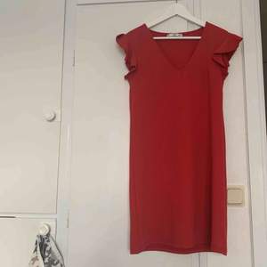 superfin röd klänning från Mango, rak modell och går typ precis till knäna på mig (157) använd några gånger så är i fint skick.  köpare står för frakt❤️