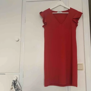  - superfin röd klänning från Mango, rak modell och går typ precis till knäna på mig (157) använd några gånger så är i fint skick.  köpare står för frakt❤️