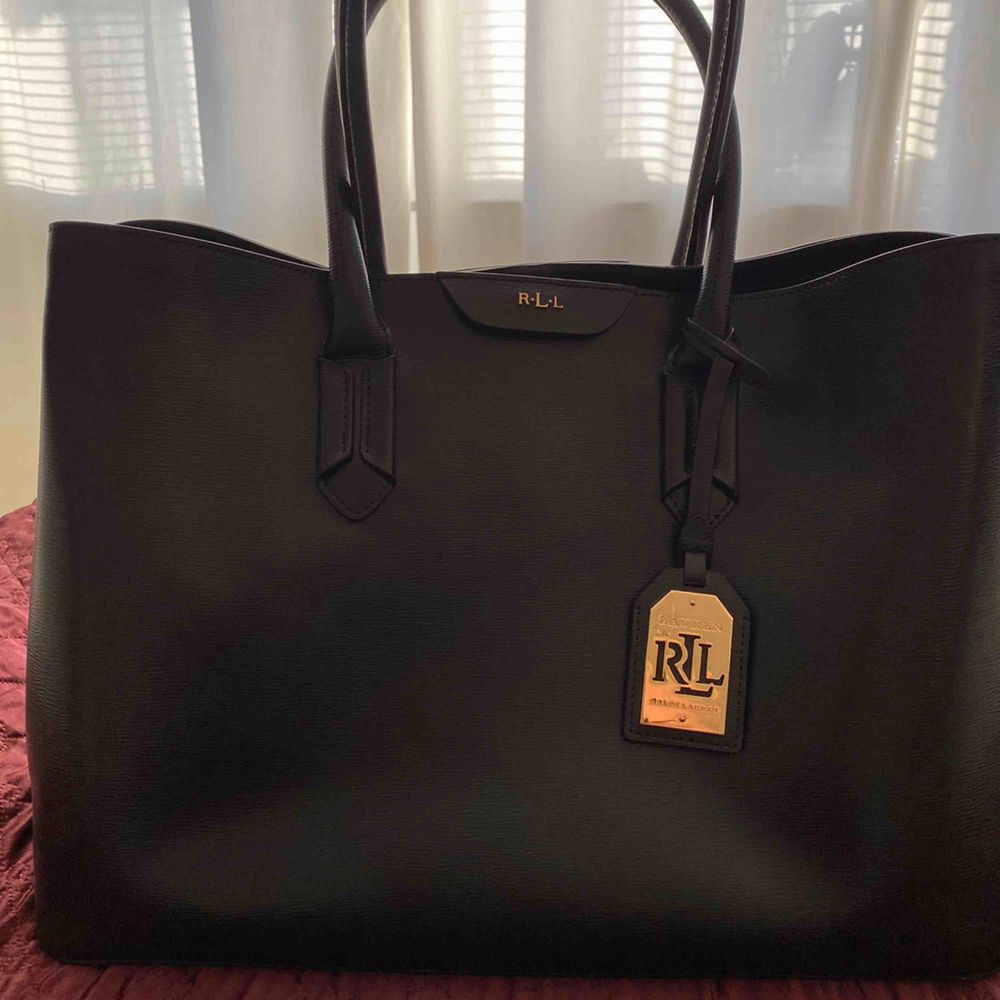 Ralph Lauren väska, som ny köptes för 3000kr , äkta skin  pris kan diskuteras . Väskor.