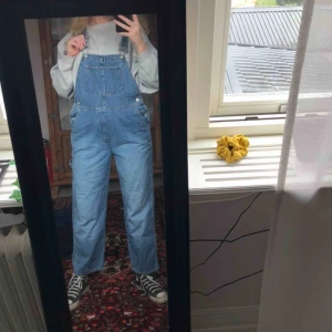  - Vintage hängselbyxor från GAP köpta sexondhand, jag har endast använt dem en gång. Riktigt coolt plagg som jag tyvärr ej får någon användning av.  Jag som är på bilden är 174cm lång.😆  Frakt tillkommer!