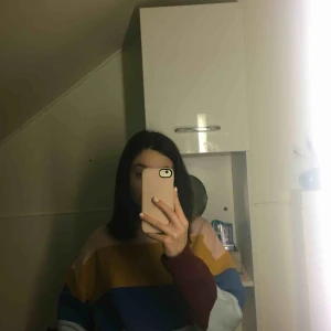  - Detta är en super fin och färgglad tröja från H&M. Det är storlek M men känns mer som stolek S.Har typ bara använt tröjan hemma och såklart tvättar jag den innan jag skickar den:)