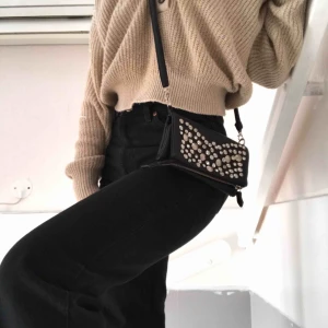  - Väska som man har flera fack och stängs med hjälp av magnet