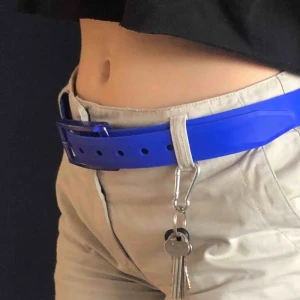  - Nice blått skärp i typ gummi material. Har kommit till väl användning utav mig men måste tyvärr sälja för behöver pengar. Frakt tillkommer, pris kan diskuteras