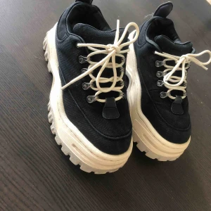  - Eytys angel, använda ett fåtal gånger med syns inte märkvärdigt mycket. Säljer pga för små. Pris kan diskuteras