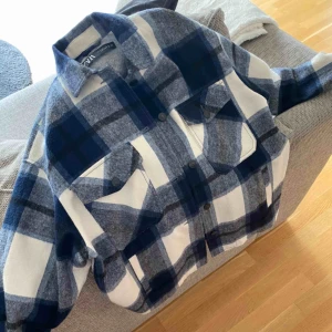  - Säljer denna snygga jacka från Zara i storlek S. Säljes pga att den inte kom till så mycket användning men det är inget fel på jackan annars. Säljes för 350kr+frakt.