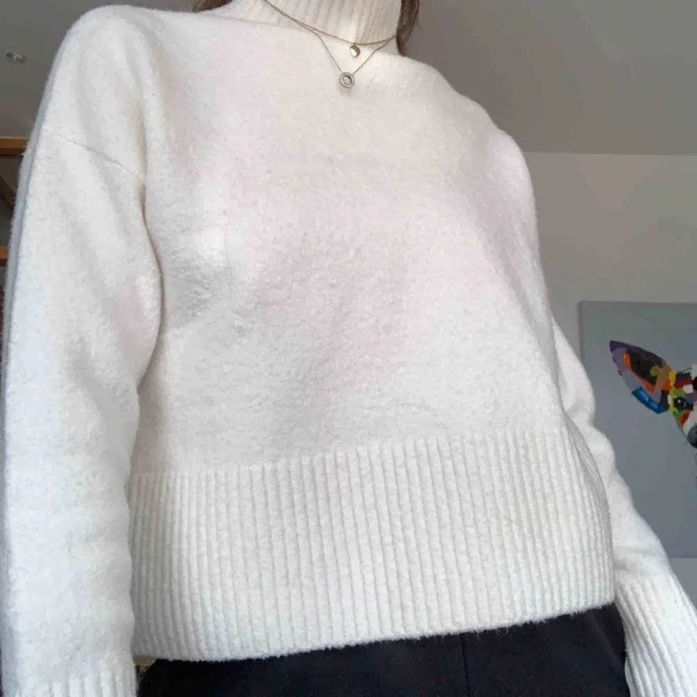 And other stories white knit pull over - turtle neck !! - never worn - still has the tag ! Super soft! Meet in Stockholm or pay for shipping . Hoodies.