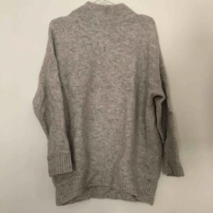  - Väldigt mysig stickad ljusgrå tröja från h&m. Är längre i passformen. Skulle säga att den passar xs-m. Pris kan diskuteras 