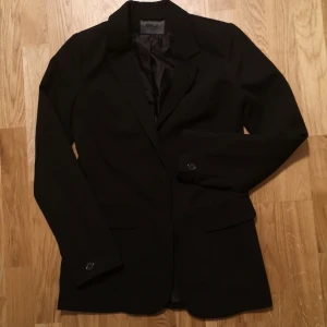 Kavaj storlek 36 - Elegant kavaj i storlek 36. Tjockt och rejält tyg. Använd endast 1gång då den är väldigt för kort i armarna på mig... Nypriset var kring 600kr