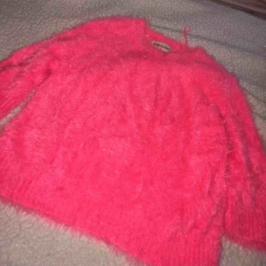  - Tröja i storlek 8. Superfin rosa färg och ”fuskpäls”. Varm, mysig och fluffig. Endast testad. Aldrig kommit till användning.  • Köparen står för frakt!  #small