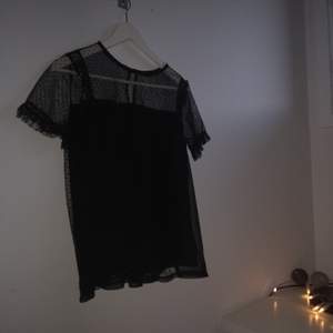 En svart mesh-top från JACQUELINE de YONG i strlk s/m🖤🖤 perfekt för fest eller till vardags, frakt tillkommer!!
