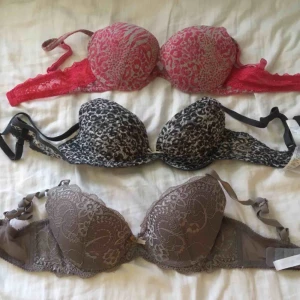 Bhar - Bhar i storlek 70B. BH1 är SÅLD!!! BH2 & BH3 push-up, men inte lika mycket som bh1. Båda BHarna för 200 kr.