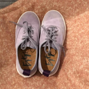  - Asballa skor från eytys och jätte fina färger till våren. då dom var för små så är dom helt oanvända som du kan se på tredje bilden. Frakt ingår i priset!