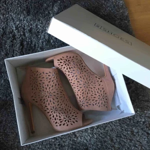  - Supersnygga klackar från New Look i färgen dusty pink. Köpta på Nelly.com. Storlek 38. ALDRIG ANVÄNDA!! 
