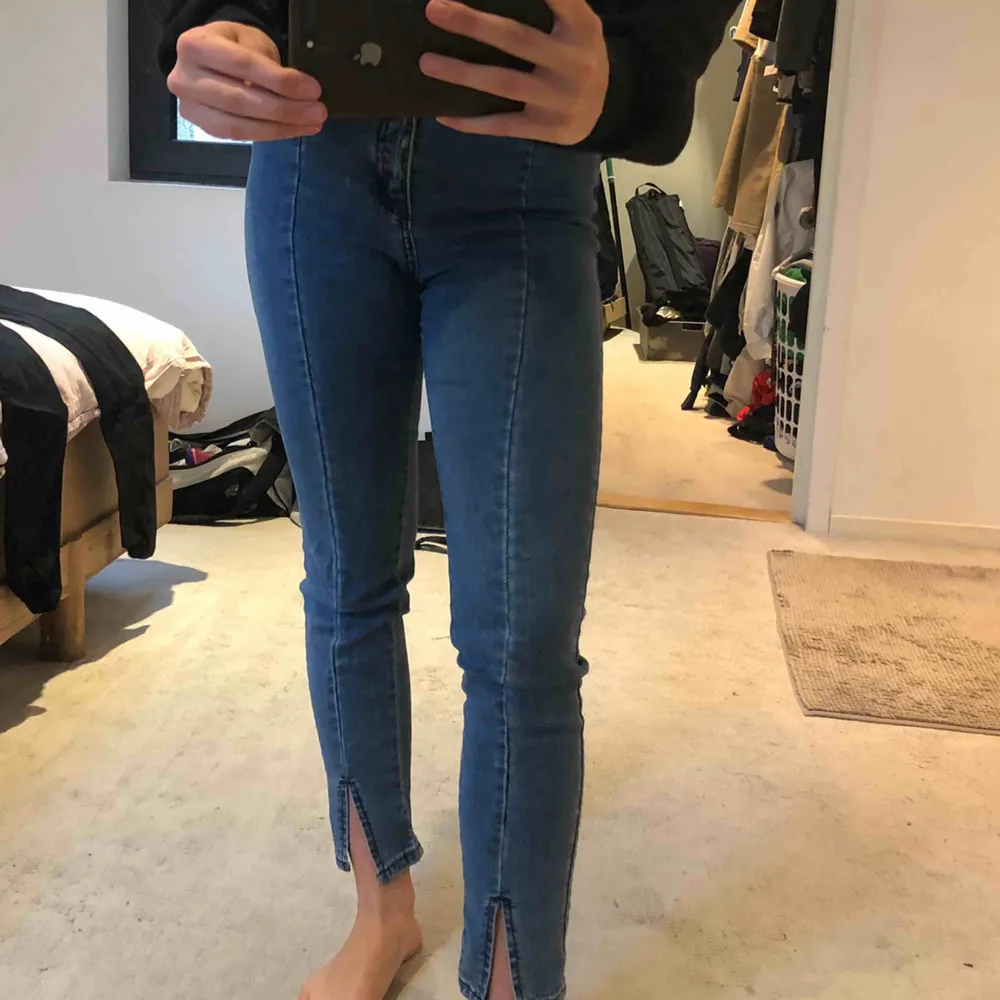 Trendiga jeans från Na-Kd men slits i botten. Cool färg med sömmar över hela framsidan. Aldrig använda, storlek 36! . Jeans & Byxor.