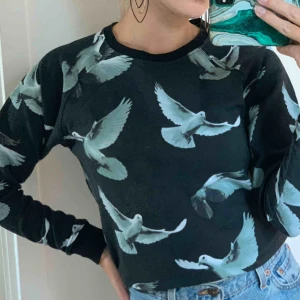 Sweater - Möter upp i Uppsala annars står köparen för frakten💓🌸🧡Kan frakta flera plagg tsm så kolla in min profil för mer kläder :)