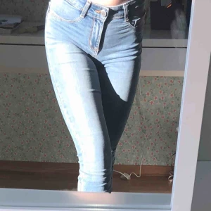  - Säljer ett par blåa jeans för de har tyvärr blivit för små för mig men de är super sköna och passar till vad som😊Skriv vid frågor eller fler bilder, kan mötas upp annars så står köparen för frakten✨