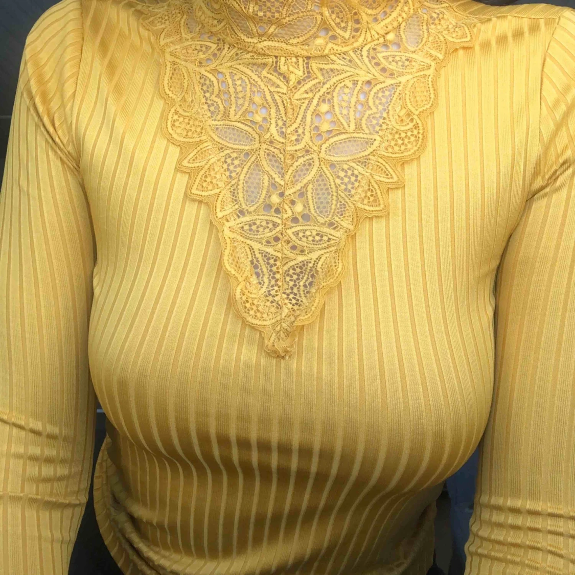 Gul spets tröja  - 91