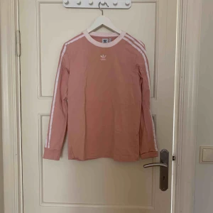  - Säljer denna tröja pga används ej, nyskick och köpta för 599 och säljer för 300 + frakt 