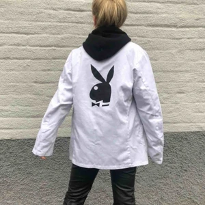  - Tunn skjortjacka med handmålat playboy motiv!  Passar XS-XL🐰 
