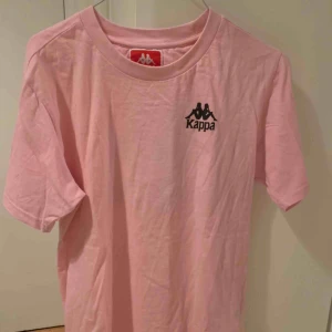  - En fin t shirt från kappa, sparsamt använd, möts i Stockholm, betalning via swish!💕