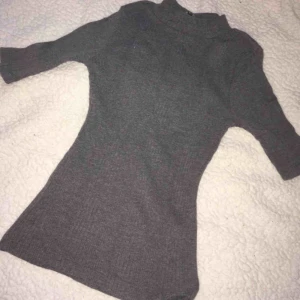  - En figurnära tröja med krage. Passar mig som är XS/Small. Använd vid ett tillfälle.  • Köparen står för frakt!