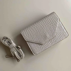  - Oanvänd väska från unlimit. Frakt 63kr tillkommer :)