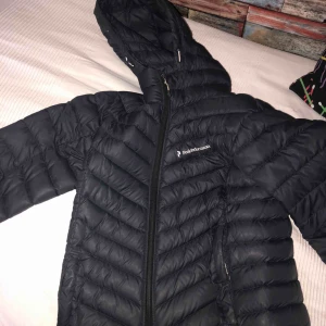 - En peak jacka i storlek S, säljer för att den är för liten! Det är en liten skada på armen som knappt syns, det är lagat! 