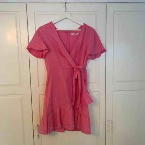 Starkt rosa klänning i storlek 38. Använd endast vid 1 tillfälle. Säljs då den är för kort över rumpan. Köpt på Nelly.com 