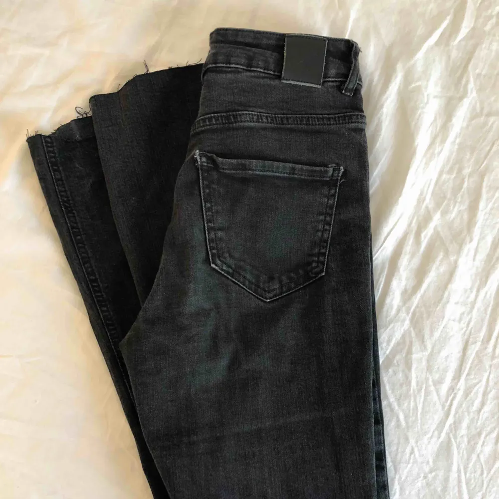 Svarta bootcut jeans som är klippta så de slutar liten bit över vristen (ungefär som på sista bilden), storlek 26 något små passar nån som är ca 165cm lång. Möts upp i Stockholm eller fraktar. Jeans & Byxor.