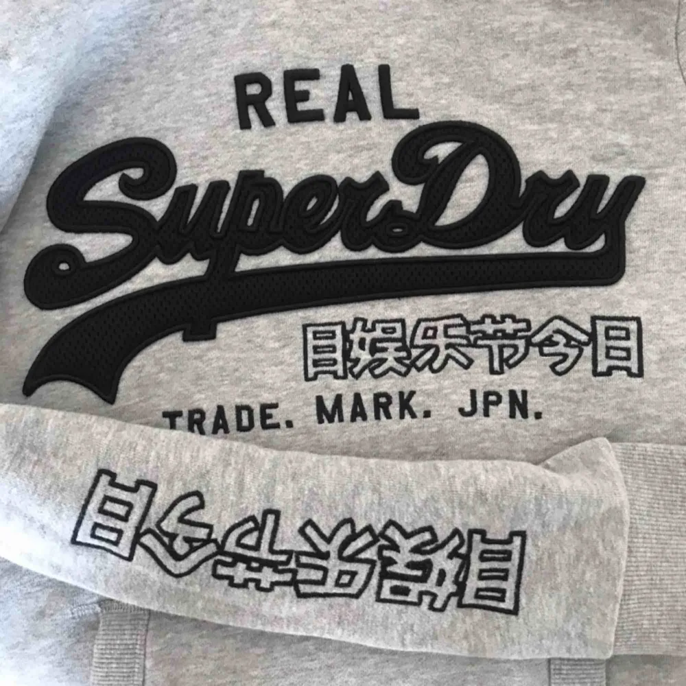 Superdry hoodie som knappt är använd, jätteskönt material på insidan🥰 . Hoodies.