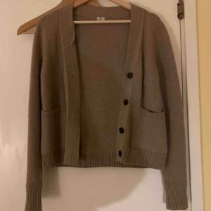  - En jättefin kofta från arket! Nypris 899kr. I ull. 