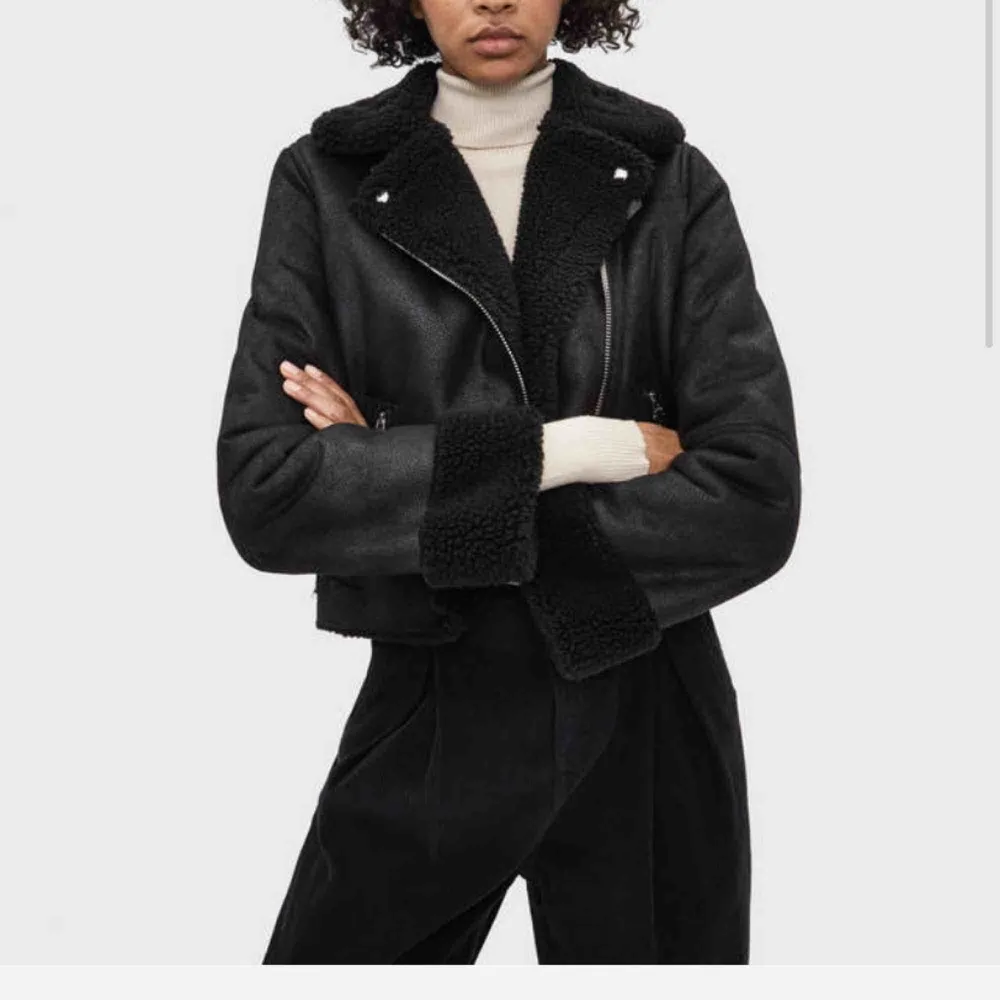 Säljer min bikerjacket från bershka:( nypriset är 549 och har använt en del (dock fläck&fel fri). Perfekt till kallare dagar💕 kan mötas eller frakta. Jackor.