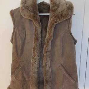  - Skitsnygg äkta päls och mockaväst, knappt använd. Jättebra skick!