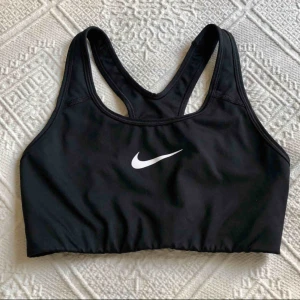  - Svart sport bh från Nike (Dri fit) nästintill oanvänd! Markerad som strl S men passar även xs. Frakt tillkommer💞