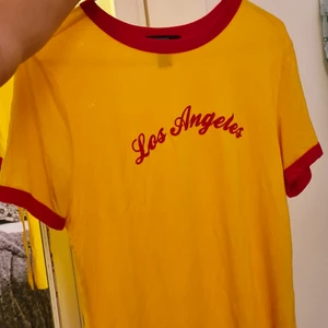 Gul topp - Fin topp ifrån Forever 21 med röda detaljer❤ Strl M men sitter bra på mig som har S vanligtvis. Jättebra skick då den knappt är använd! 