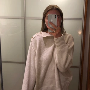 Vit stickad  - Gräddvit stickad tröja från Zara 💞💞 den har 5 guldiga knappar längst ena axeln som man kan knäppa och knäppa upp så man kan variera höjden på nacken💖 storlek medium