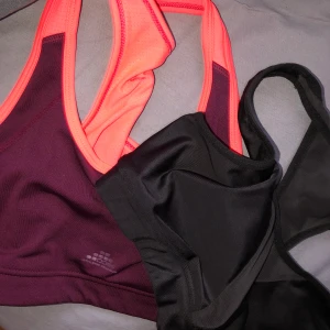 Två st sportbh - Svarta är från gina o har lite mesh! Den andra är från H&M, passar även XS, 70kr för båda ink frakt! 