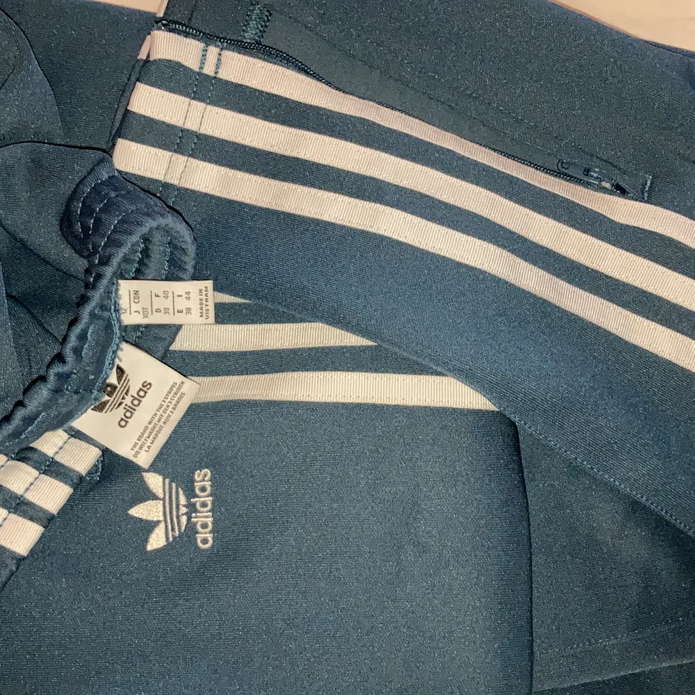 Hej! Säljer en tracksuit från adidas av modellen SST - byxorna är i strl. 38 och tröjan i strl. 36. Dem är endast använda 2ggr så iprincip nyskick. Hela setet kostar 1228:- nypris.    Säljer båda för 600:- . Hoodies.