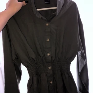 Blus/skjorta - Aldrig använd! Ger fina former! Lite oversize så funkar även för 38, 120kr ink frakt 