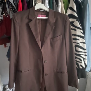 Blazer  - Så fin brun kavaj. Köpt på humana för cirka 1 år sen, bara använd en gång och väldigt bra skick. Den sitter tajt på mig som är storlek M men fortfarande väldigt fint, men om du vill ha oversize-passform bör du vara en storlek S eller liten M