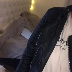 Skinnjacka ifrån ”voyelles’” - Skinnjacka lite använd, hål i armen ,innanför i tyget bara, ingeting som stört mig eller märkts/syns av!