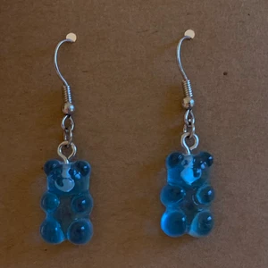 Björnörhängen  - Nu har jag fått i Björn örhängen i färgerna blå,orange och ljusrosa   (Nickelfria) köparen står för frakten som är 12kr 