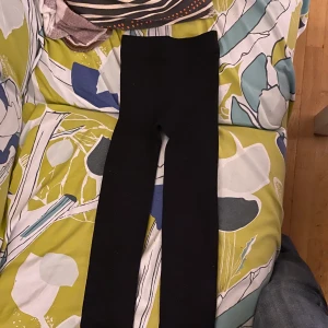 Barn byxor - Barn byxor svarta storlek 122-128